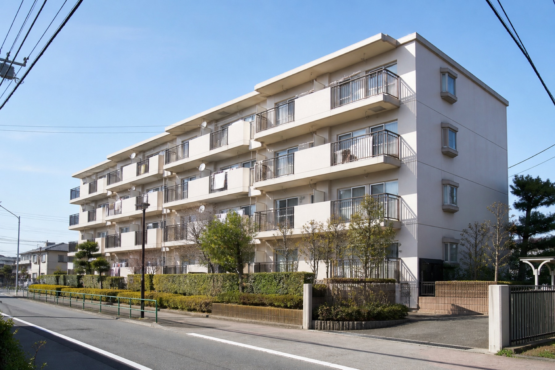 青空の下に建つ、手入れされた中古マンション