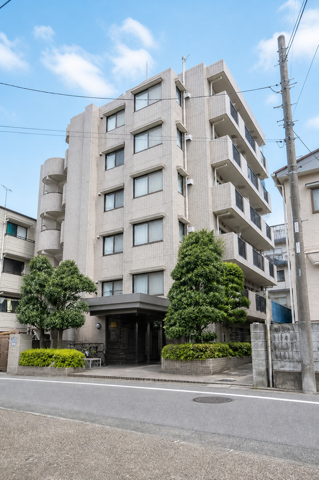 青空の下に建つマンション外観